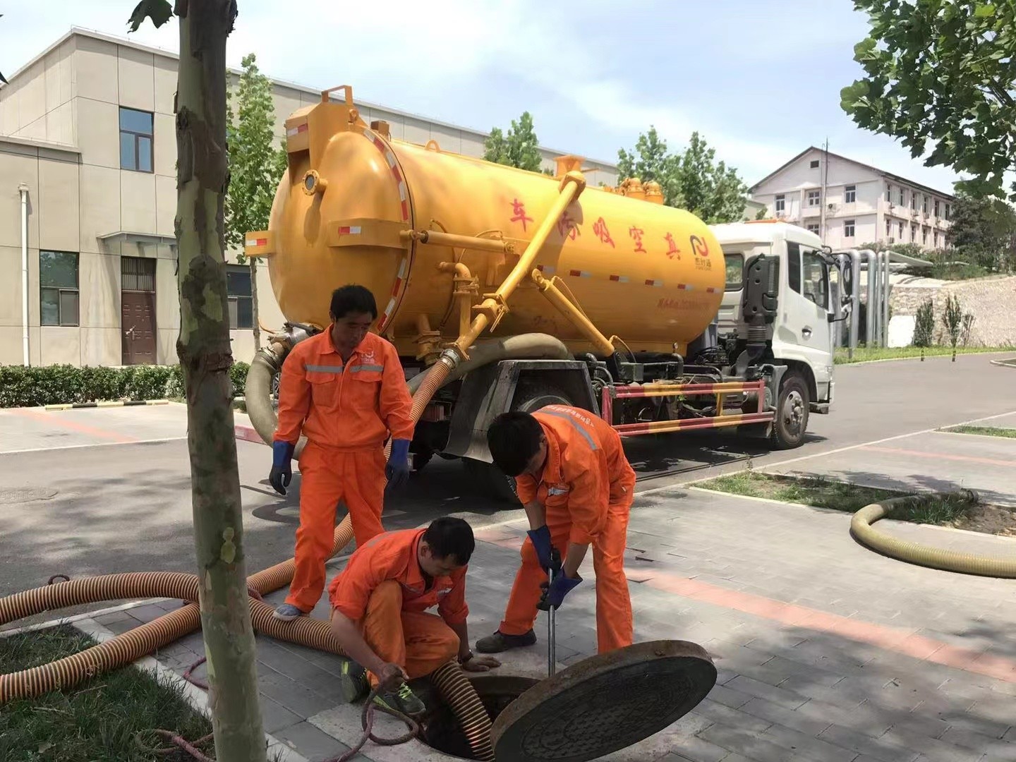 通什镇管道疏通车停在窨井附近