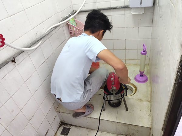 通什镇管道堵塞冒臭气 专业师傅现场解决问题