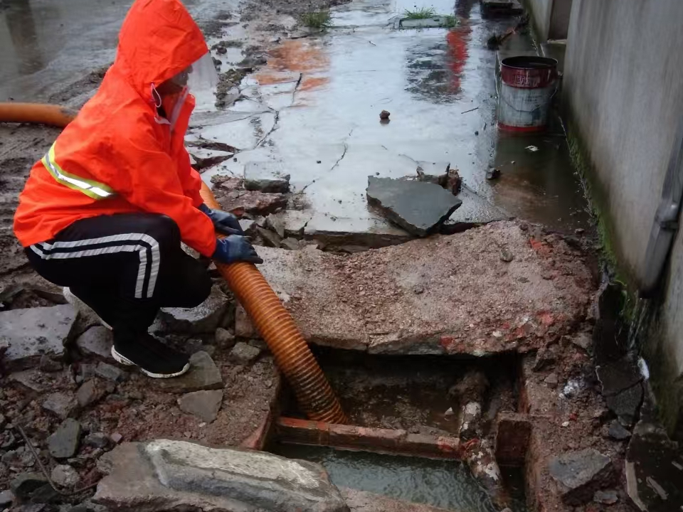 通什镇专业清理污水池 炜誉市政以规范流程守护城市 “肠道”